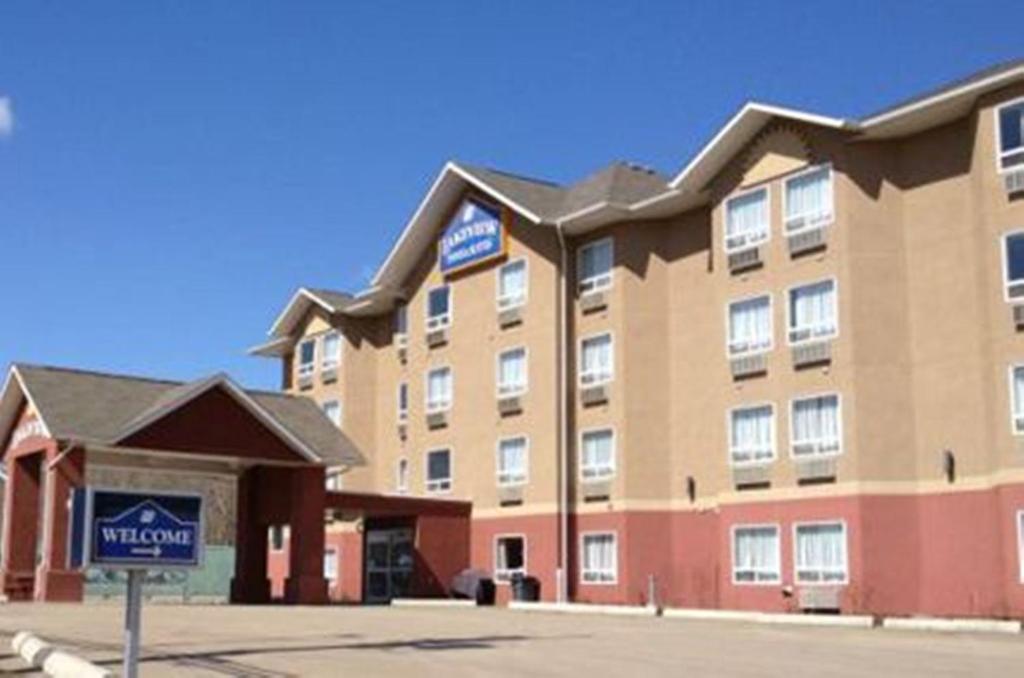 Lakeview Inns & Suites - Chetwynd エクステリア 写真