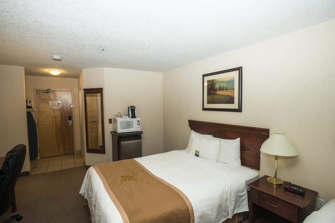 Lakeview Inns & Suites - Chetwynd エクステリア 写真