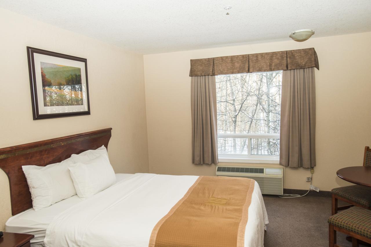 Lakeview Inns & Suites - Chetwynd エクステリア 写真