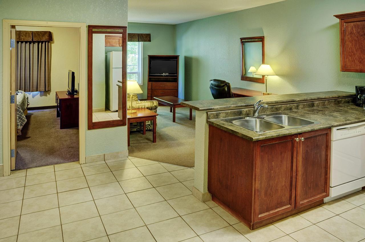 Lakeview Inns & Suites - Chetwynd エクステリア 写真