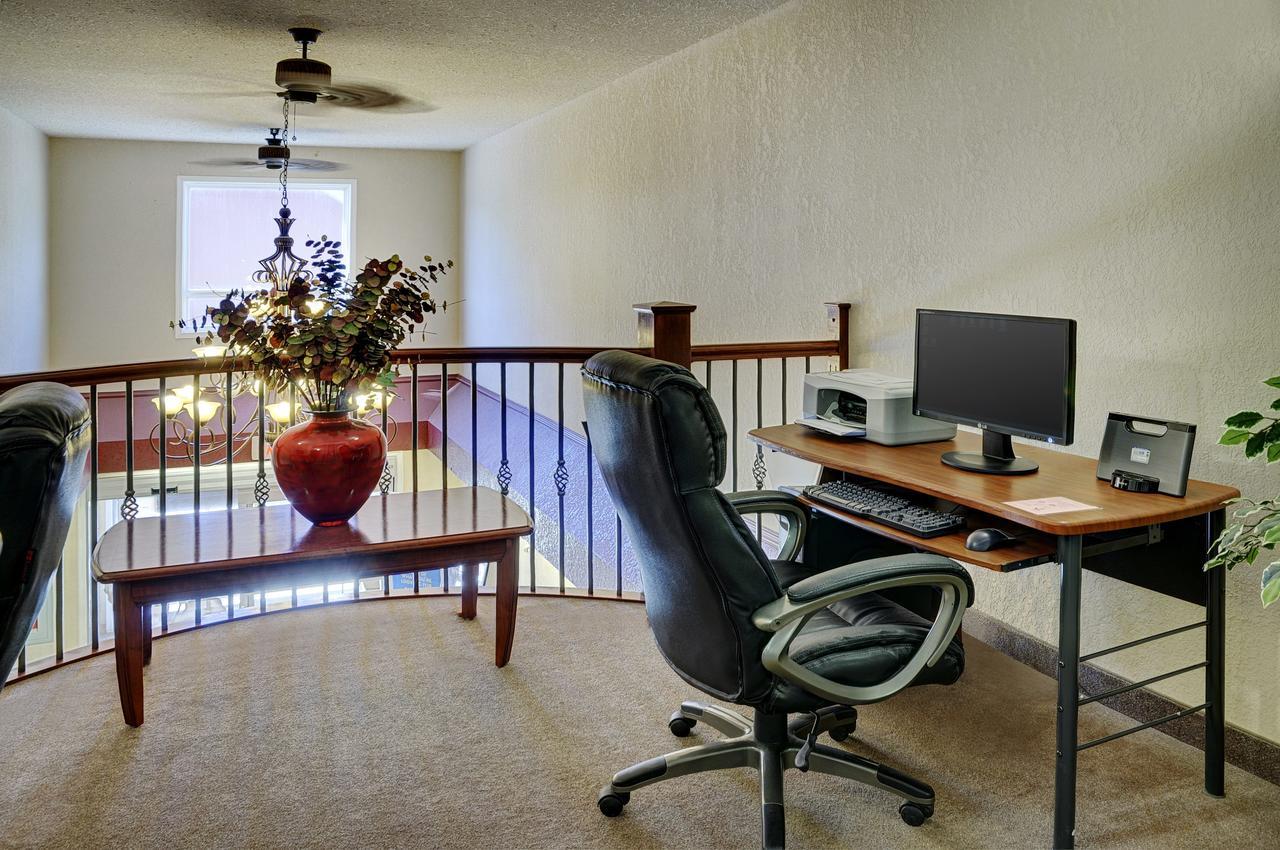 Lakeview Inns & Suites - Chetwynd エクステリア 写真