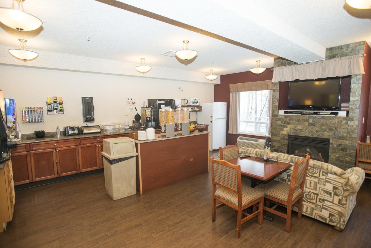 Lakeview Inns & Suites - Chetwynd エクステリア 写真