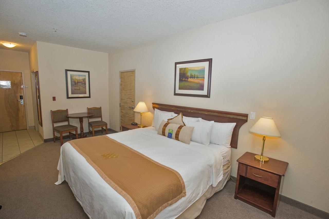 Lakeview Inns & Suites - Chetwynd エクステリア 写真