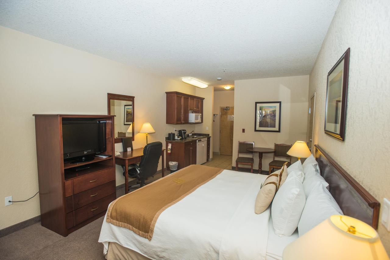 Lakeview Inns & Suites - Chetwynd エクステリア 写真