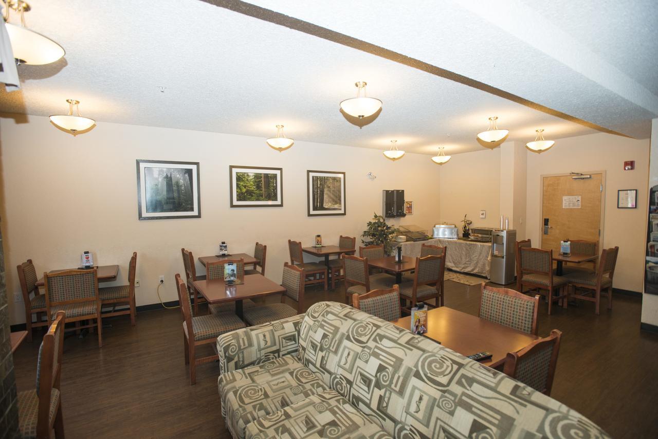 Lakeview Inns & Suites - Chetwynd エクステリア 写真
