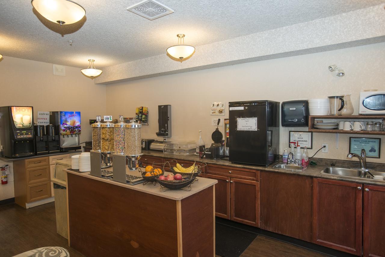 Lakeview Inns & Suites - Chetwynd エクステリア 写真